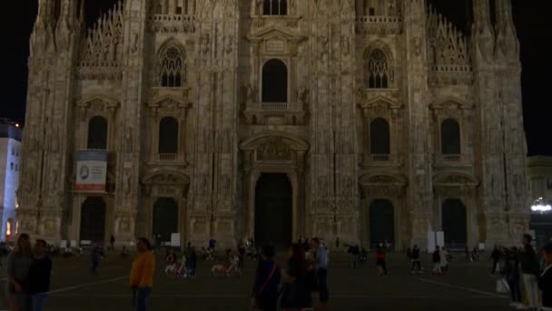 Menschen gehen auf Domplatz — Stockvideo