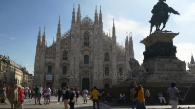 insanlar katedral Duomo Meydanı'nda yürürken, insanlar
