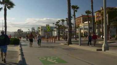 İnsanlar wakling Venedik Plajı