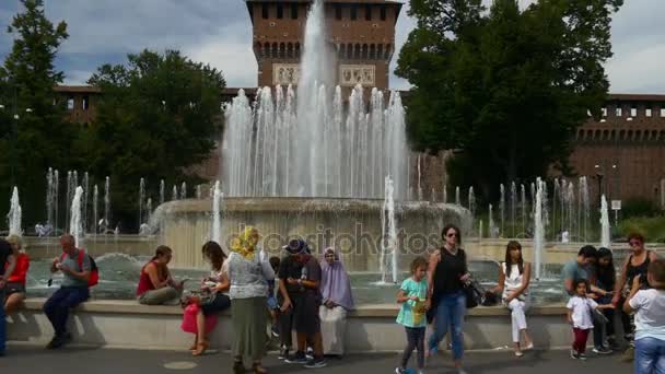 Italien Milano city sommardag sforza castle berömda fontän panorama 4k — Stockvideo