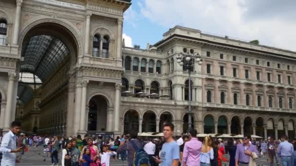 Lidé chodí na náměstí s katedrálou duomo — Stock video