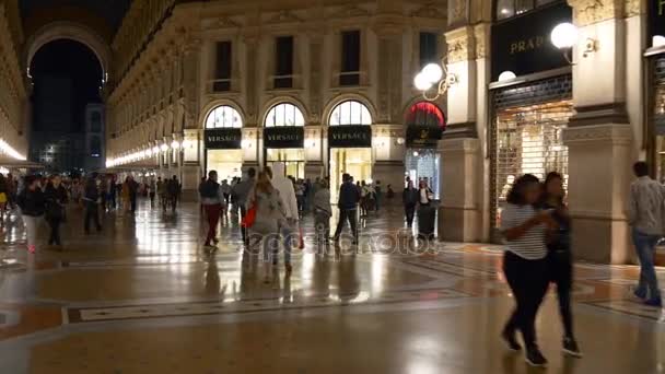 Italië victor emmanuel Ii galerij lopen kant nacht tijd panorama 4k Milaan winkelen — Stockvideo