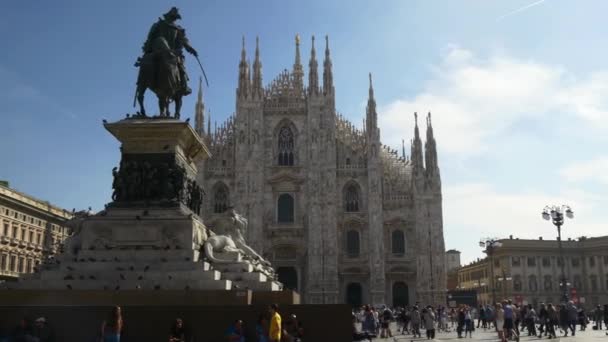 Personnes marchant sur la place de la cathédrale duomo — Video