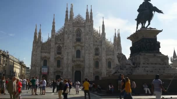 Lidí, kteří jdou na náměstí s katedrálou duomo — Stock video