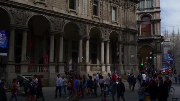 Milan ciudad abarrotada calle panorama — Vídeo de stock