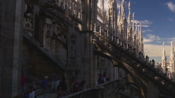 Piazza del Duomo çatısı turistlere — Stok video