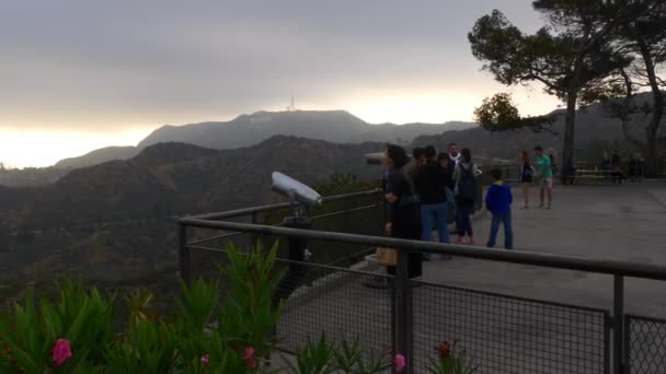 Turistas en el Observatorio Griffith — Vídeo de stock