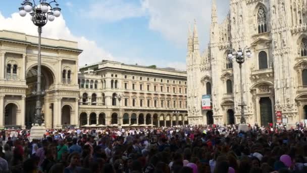 Insanlar katedral Duomo Meydanı'nda yürürken, insanlar — Stok video