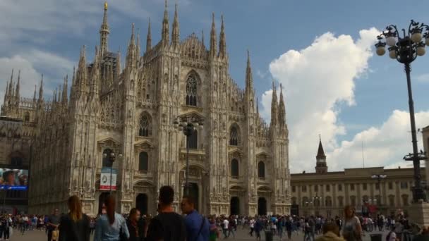 Personas caminando en la plaza catedral del duomo — Vídeos de Stock