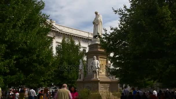 Leonardo da vinci monument — Stockvideo