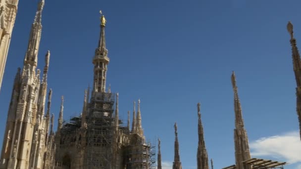 Turisté na střeše Piazza del Duomo — Stock video