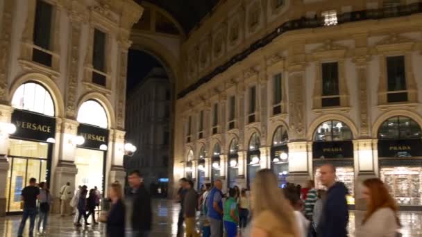 Italia noche iluminación victor emmanuel II shopping gallery crowded center panorama 4k milan — Vídeo de stock