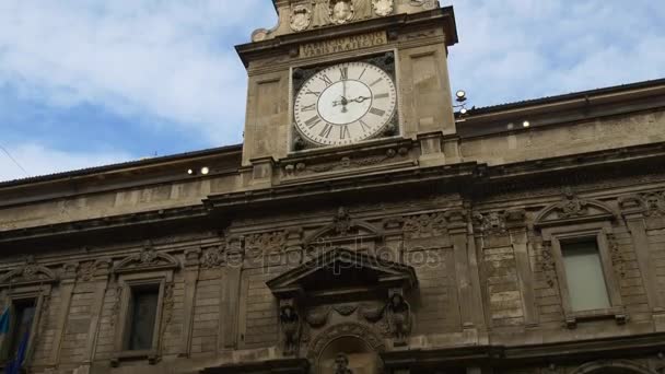 Itália dia milan cidade mercanti rua palazzo giureconsulti relógio frente panorama 4k — Vídeo de Stock