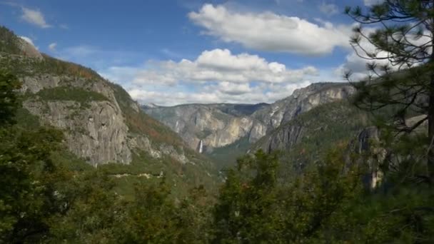 Paardrijden door het Yosemite Nationaal Park — Stockvideo