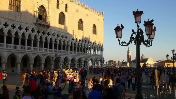 Personnes marchant sur la place San Marco — Video