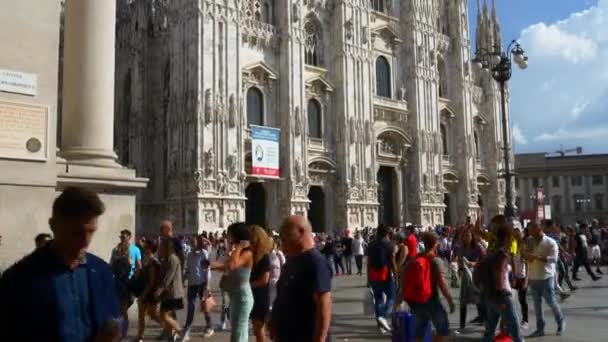 Touristen besuchen Piazza del Duomo — Stockvideo