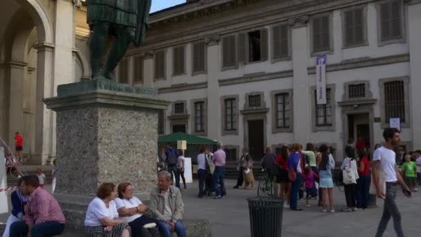 Touristen zu Fuß auf gemütlichen Straßen von Mailand — Stockvideo