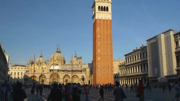 Lidí, kteří jdou na náměstí San Marco — Stock video