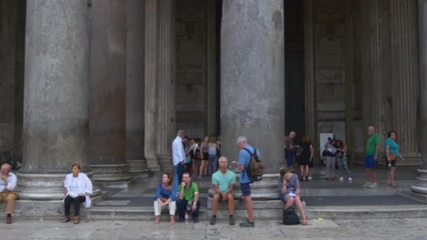 Tourists on ancient Rome architecture — Stock Video