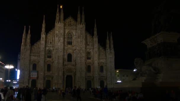 Touristen besuchen Piazza del Duomo — Stockvideo