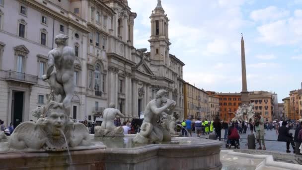 Toeristen in de buurt van fontaine in Rome — Stockvideo