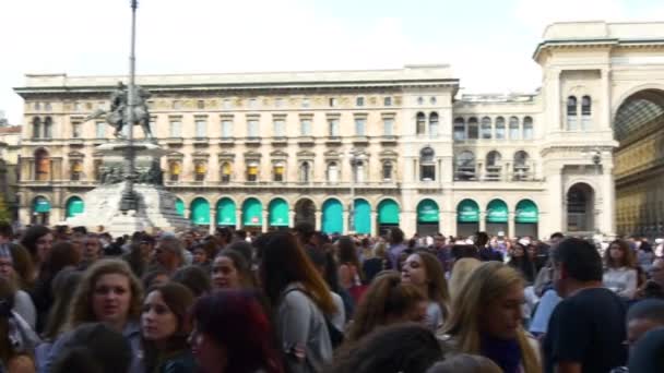 Touristen besuchen Piazza del Duomo — Stockvideo