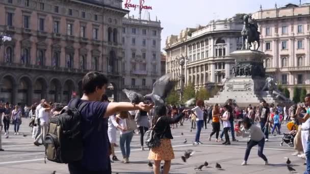 Persone a piedi sulla piazza duomo cattedrale — Video Stock