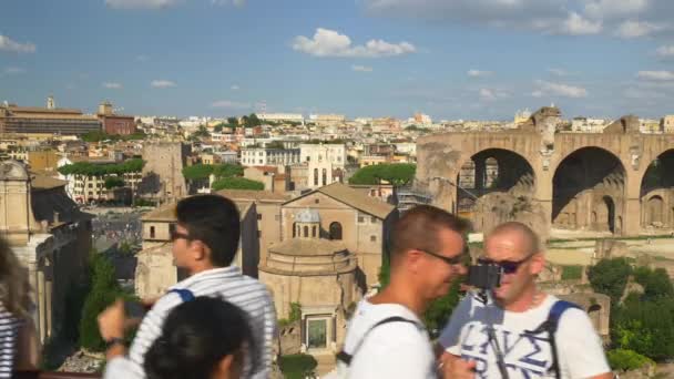 Toeristen lopen op de ruïnes van het oude Rome — Stockvideo