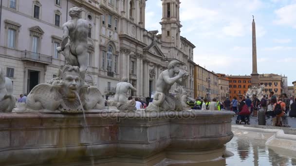 Turisti vicino fontaine a Roma — Video Stock