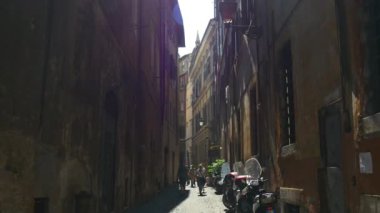 güneşli bir gün, dar sokak