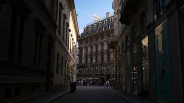 Milan rahat sokaklarda yürüyen turist