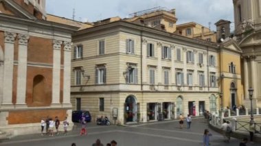 turistler rahat Roma sokaklarında yürüyüş 