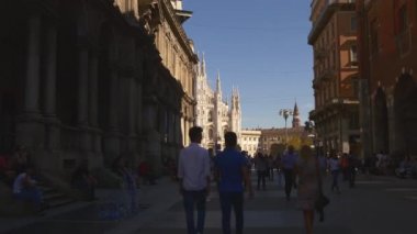 Milan rahat sokaklarda yürüyen turist