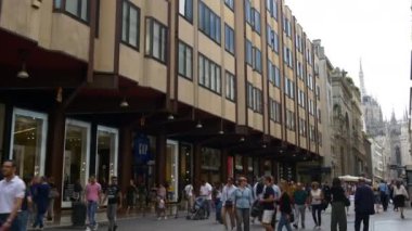 Milan rahat sokaklarda yürüyen turist