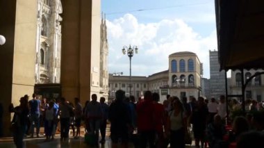 Piazza del Duomo gelen turist