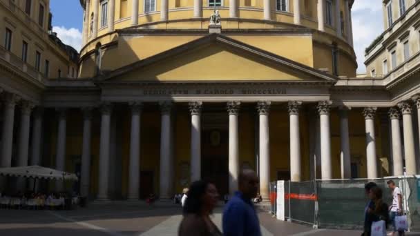Turistů chůzi na útulné uličky města Milán — Stock video
