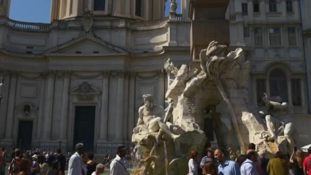 Turisté v blízkosti fontaine v Římě — Stock video