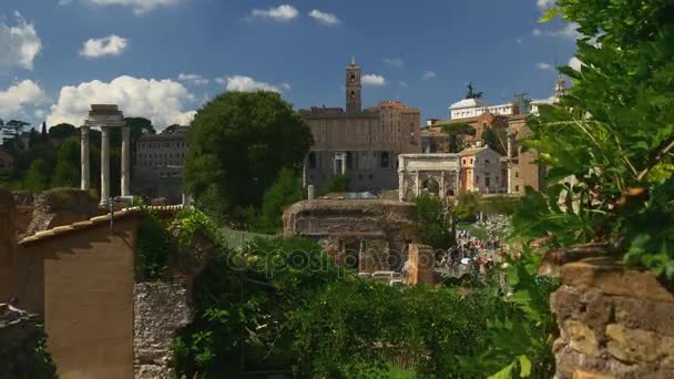 Turistas caminando sobre las ruinas de la antigua Roma — Vídeo de stock