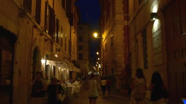 Turisták séta a hangulatos utcákon, Róma — Stock videók