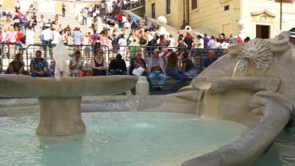 Touristen in der Nähe von Fontaine in Rom — Stockvideo