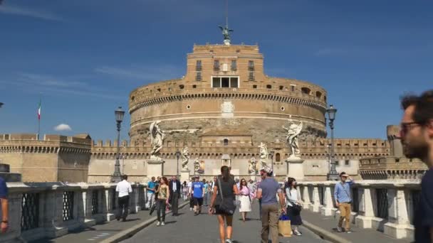 Turistas visitando Castel Sant 'Angelo — Vídeo de stock