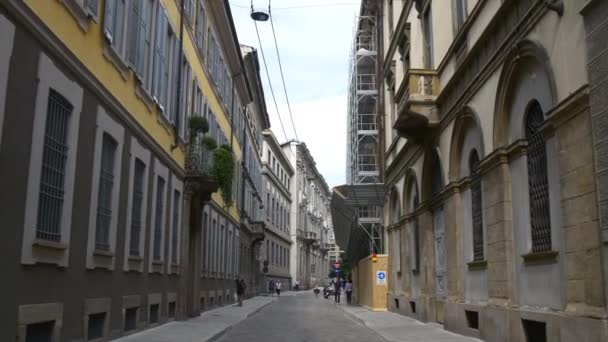 Туристы, гуляющие по уютным улицам Милана — стоковое видео