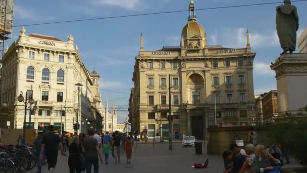 Turystów, którzy chodzą na przytulne ulice Mediolanu — Wideo stockowe