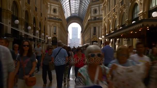 Persone a piedi all'interno galleria dello shopping — Video Stock