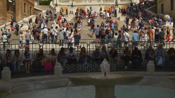 Touristes près de fontaine à Rome — Video