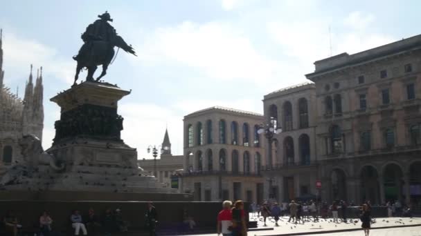 ドゥオーモ大聖堂広場の上を歩く人 — ストック動画