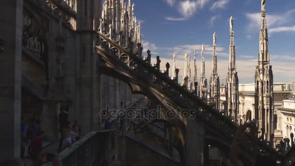 Τουρίστες στην οροφή της Piazza del Duomo — Αρχείο Βίντεο