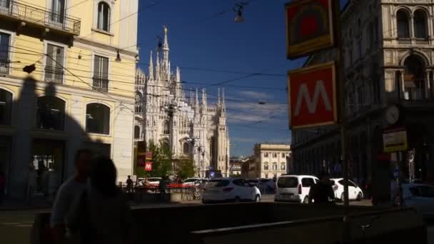 Touristen besuchen Piazza del Duomo — Stockvideo