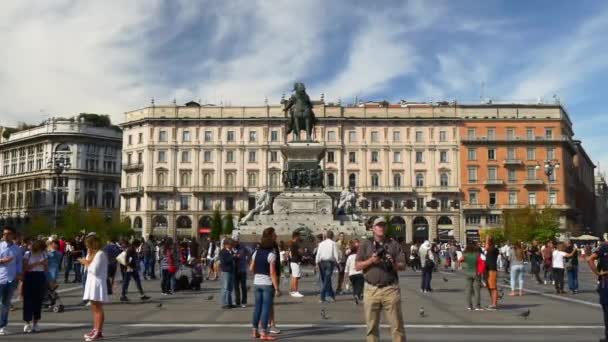 Duomo Katedrali kare insanlar yürümek — Stok video