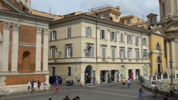 로마의 아늑한 거리에 산책 하는 관광객 — 비디오